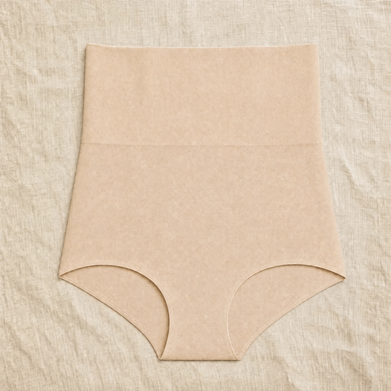 Culotte gainante beige Celisande posée à plat sur du lin